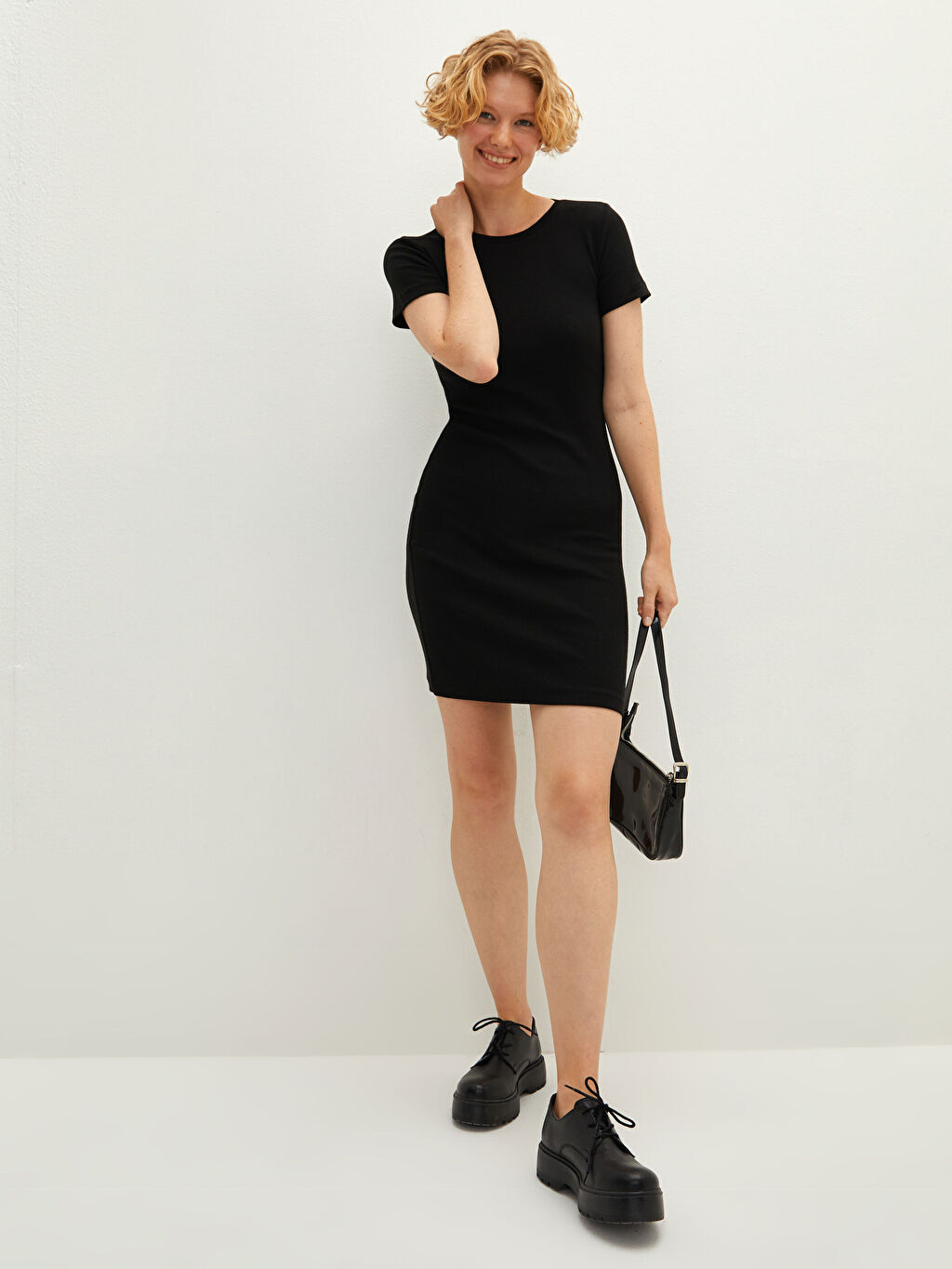 

Прямое женское платье в рубчик с круглым вырезом и короткими рукавами LCW Casual