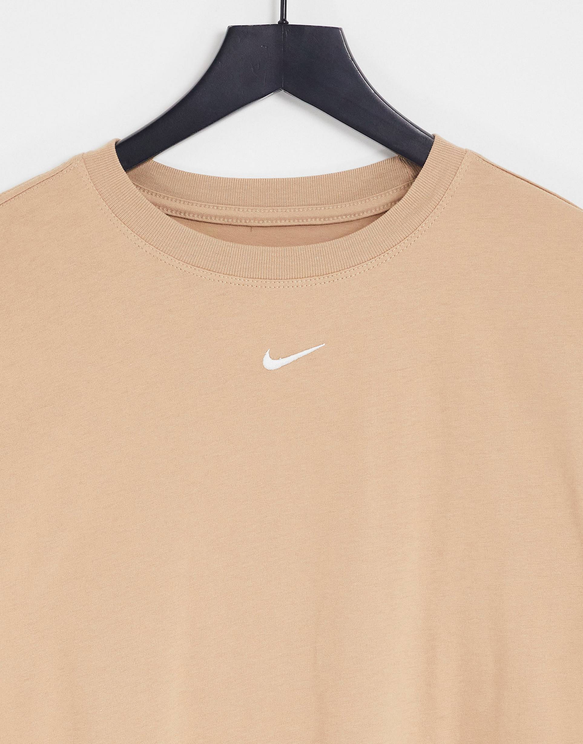 Коричневая футболка бойфренда с мини-галочкой Nike Essential – заказать  из-за границы с доставкой в «CDEK.Shopping»