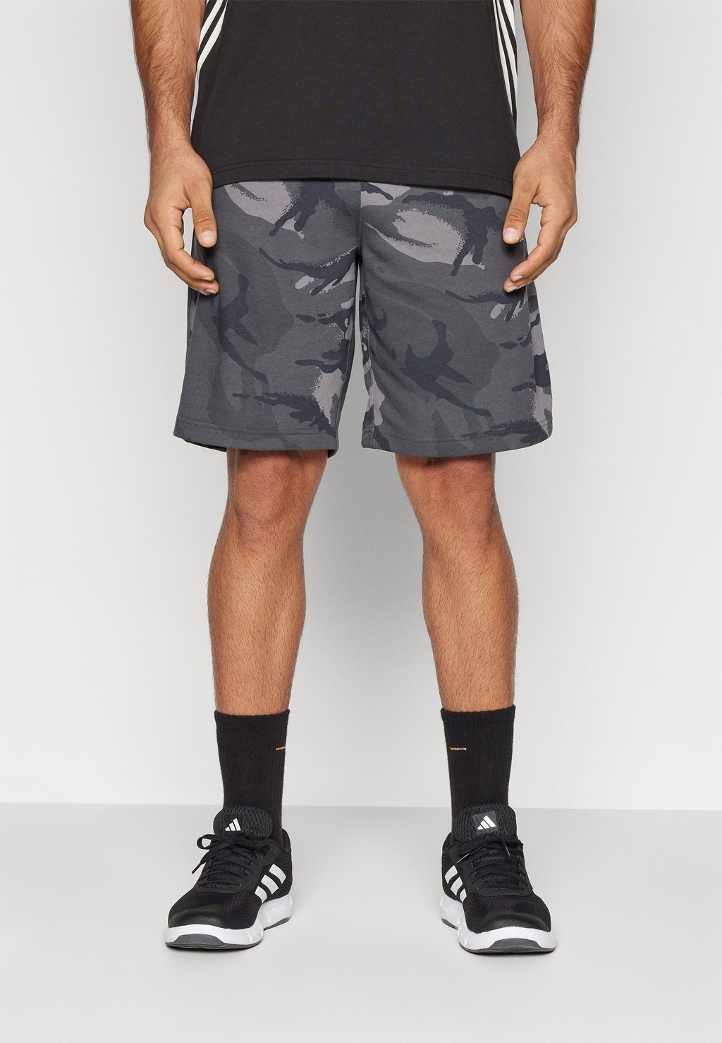 

Шорты SEASONAL ESSENTIALS CAMOUFLAGE adidas Sportswear, серый