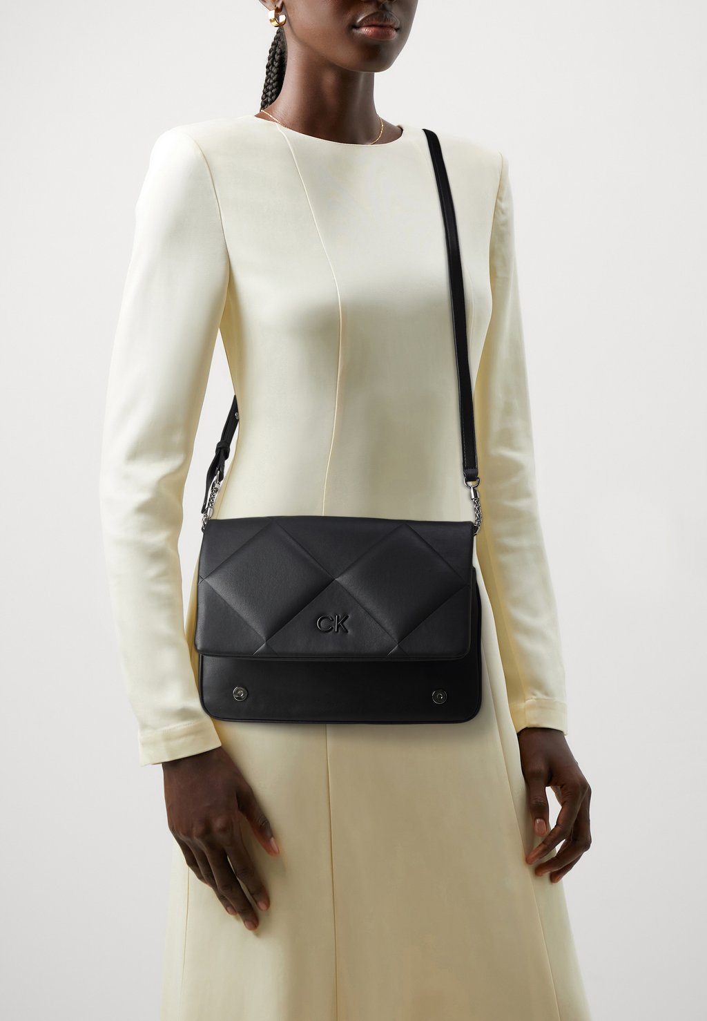 цена Сумка через плечо QUILT SHOULDER BAG Calvin Klein, черный