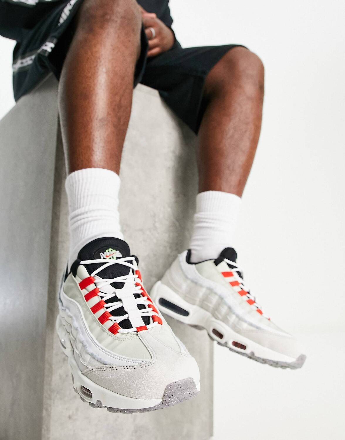 

Базовые кроссовки Nike Air Max 95 в костяном и красном цвете