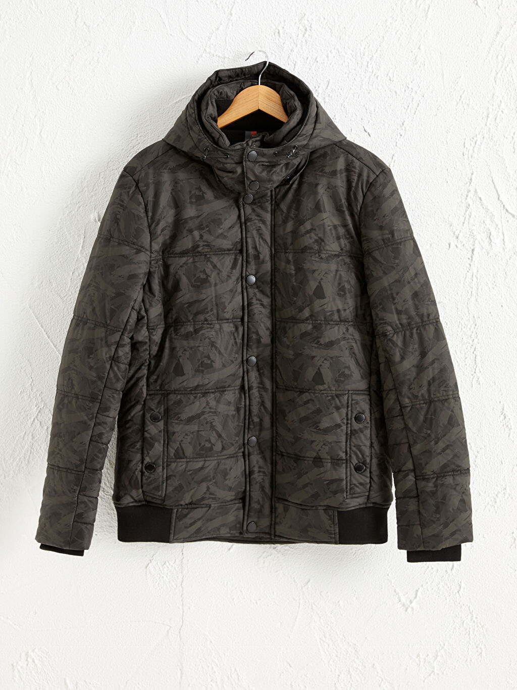 

Плотное пальто с капюшоном и камуфляжным рисунком LCW Casual