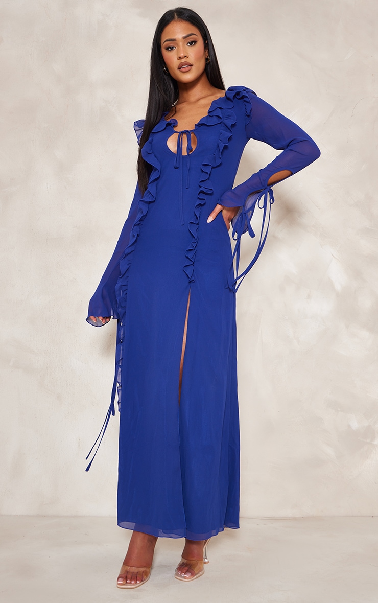 цена PrettyLittleThing Высокое ярко-синее платье макси с длинными рукавами и оборками
