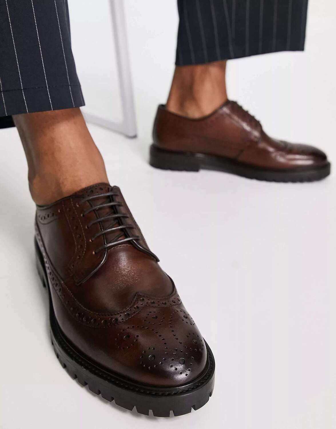 

Коричневые кожаные массивные броги Walk London James