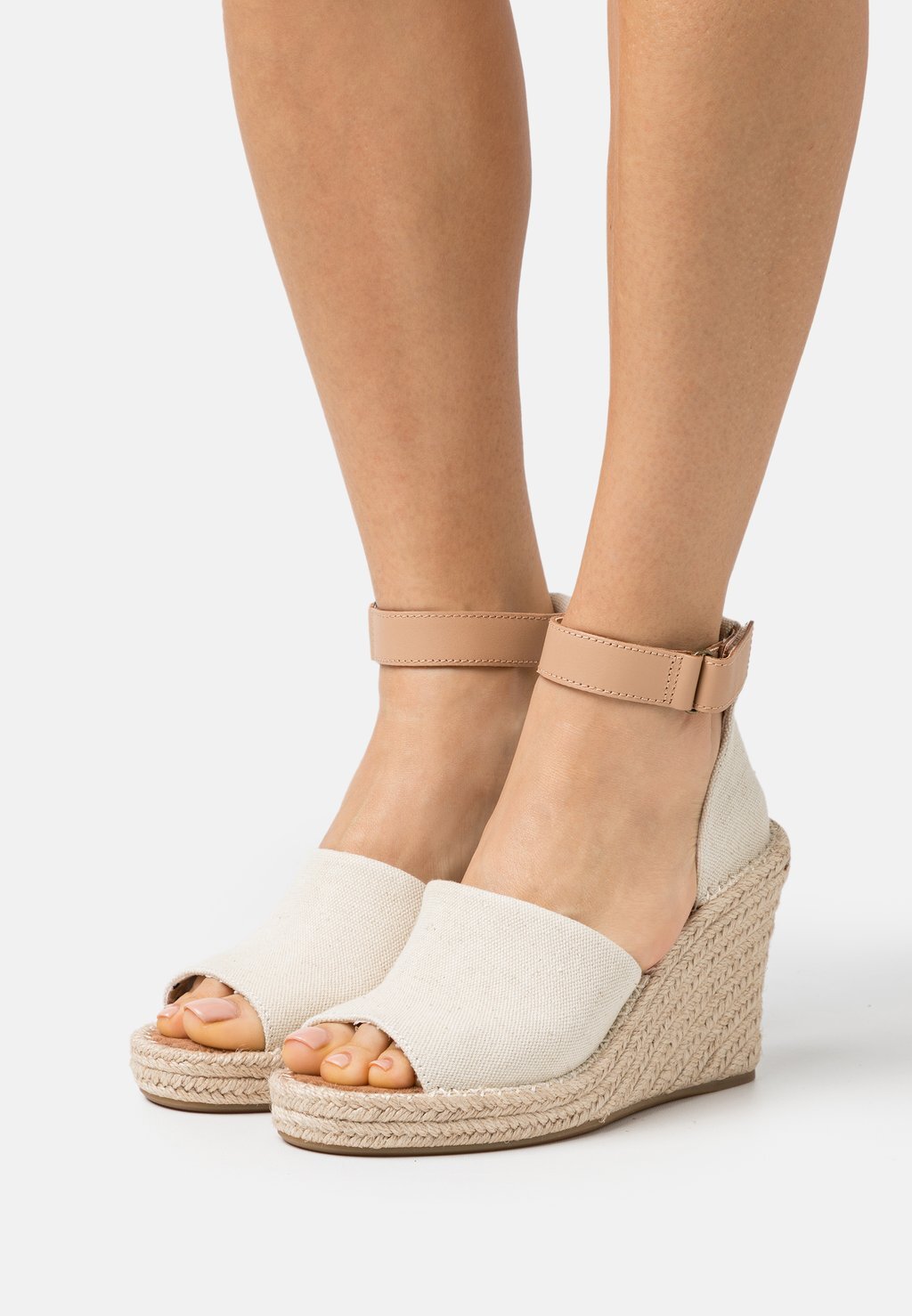 

Босоножки на каблуке TOMS