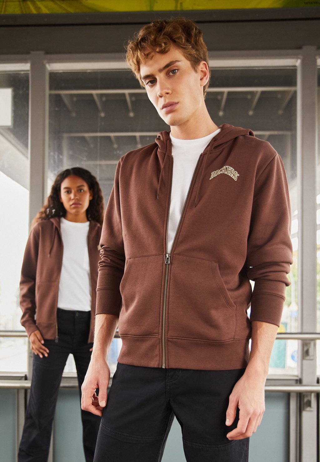 

Толстовка на молнии Толстовка с капюшоном на молнии DOCKERS, цвет varsity arch shaved chocolate