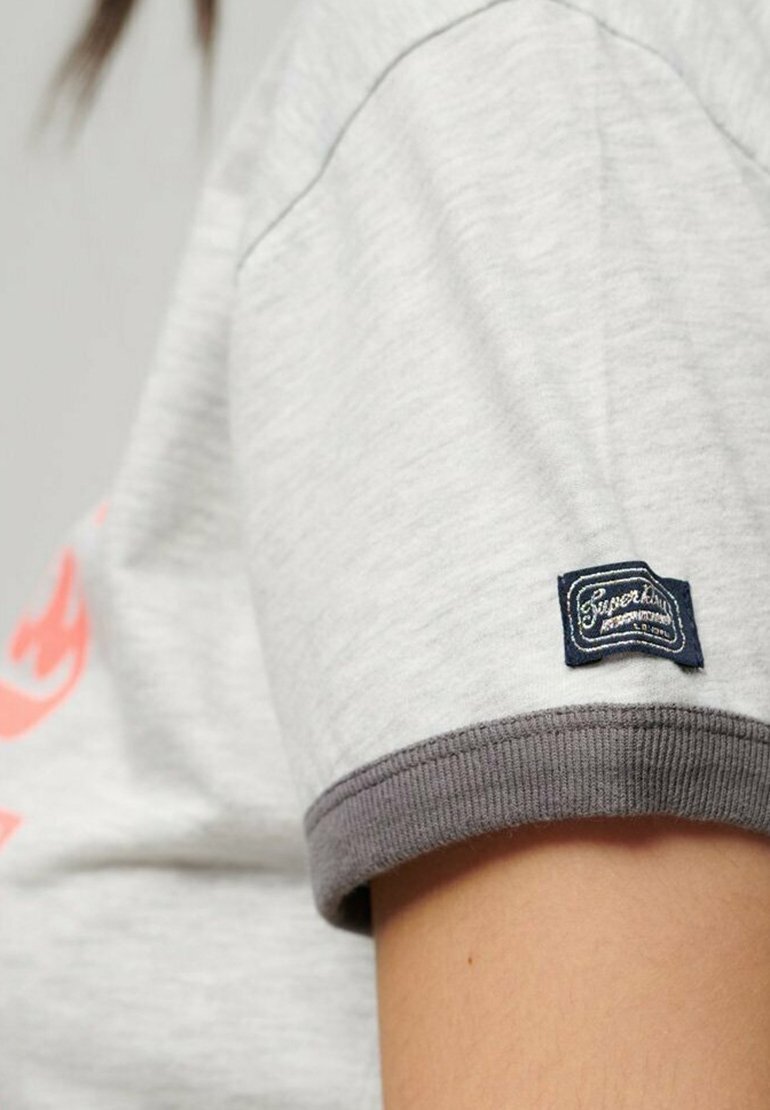 

Футболка с принтом VINTAGE LOGO Superdry, светло-серый