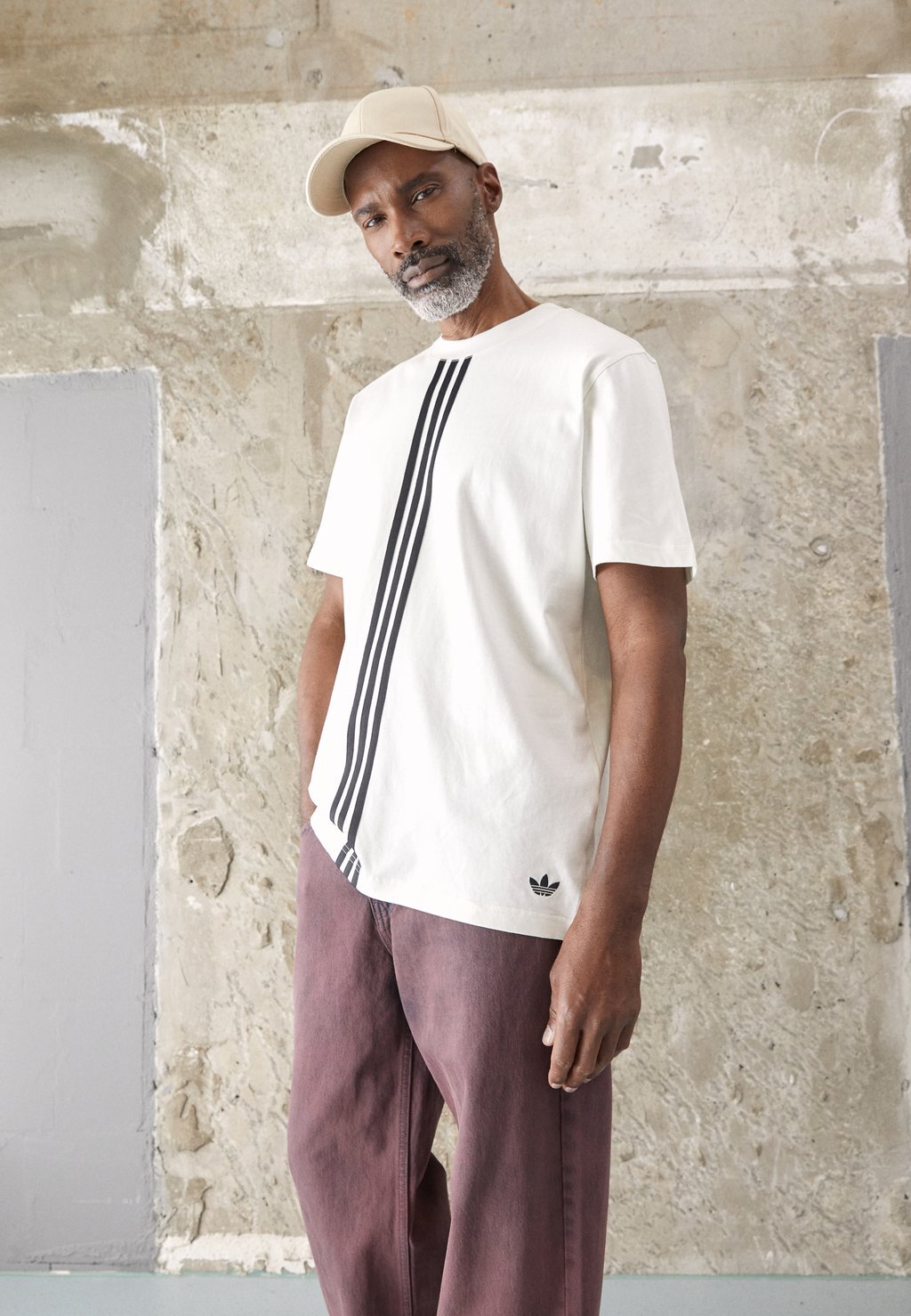 

Футболка с принтом adidas Originals, молочный, Коричневый