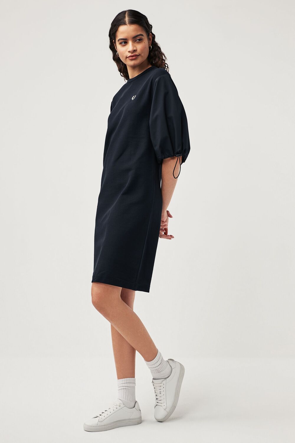

Платье с рюшами на рукавах Fred Perry, черный