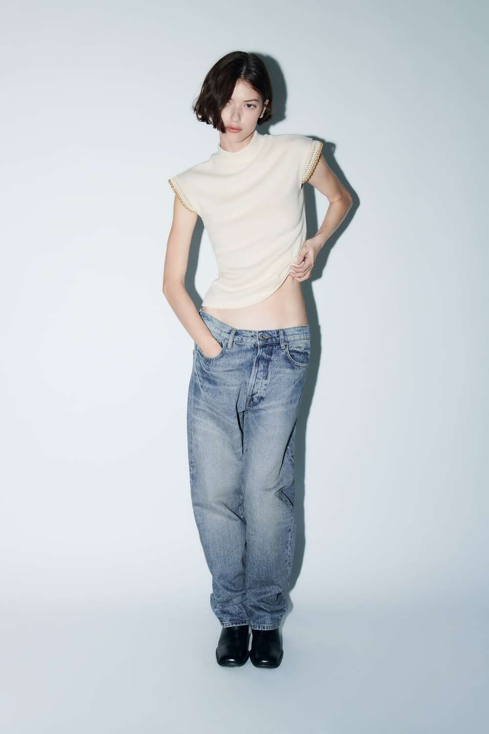 

Мягкая футболка с декорированной отделкой ZARA, белый