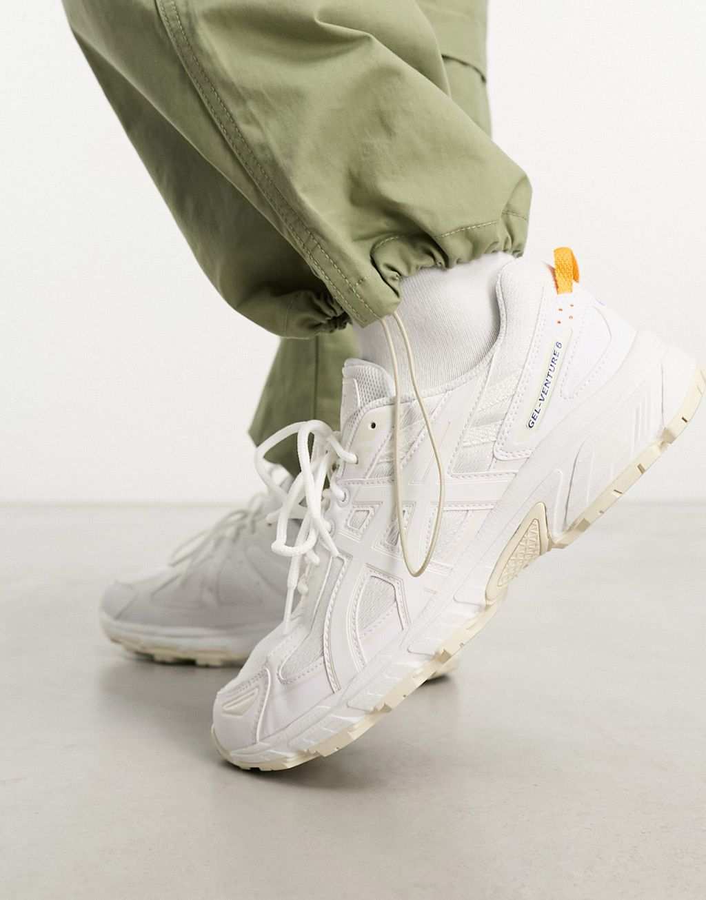 

Белые кроссовки Asics Gel-Venture 6
