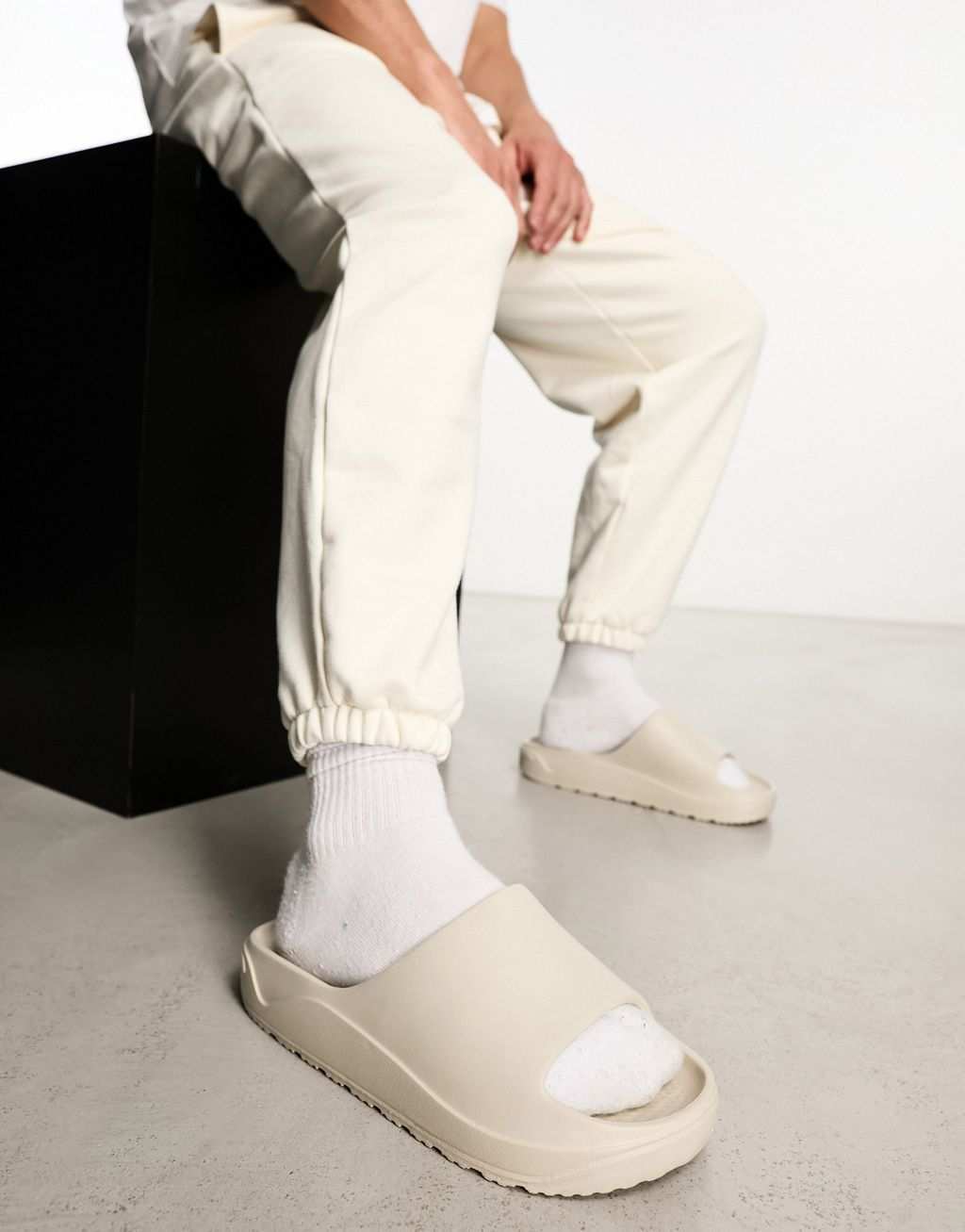 

Бежевые массивные шлепанцы Pull&Bear
