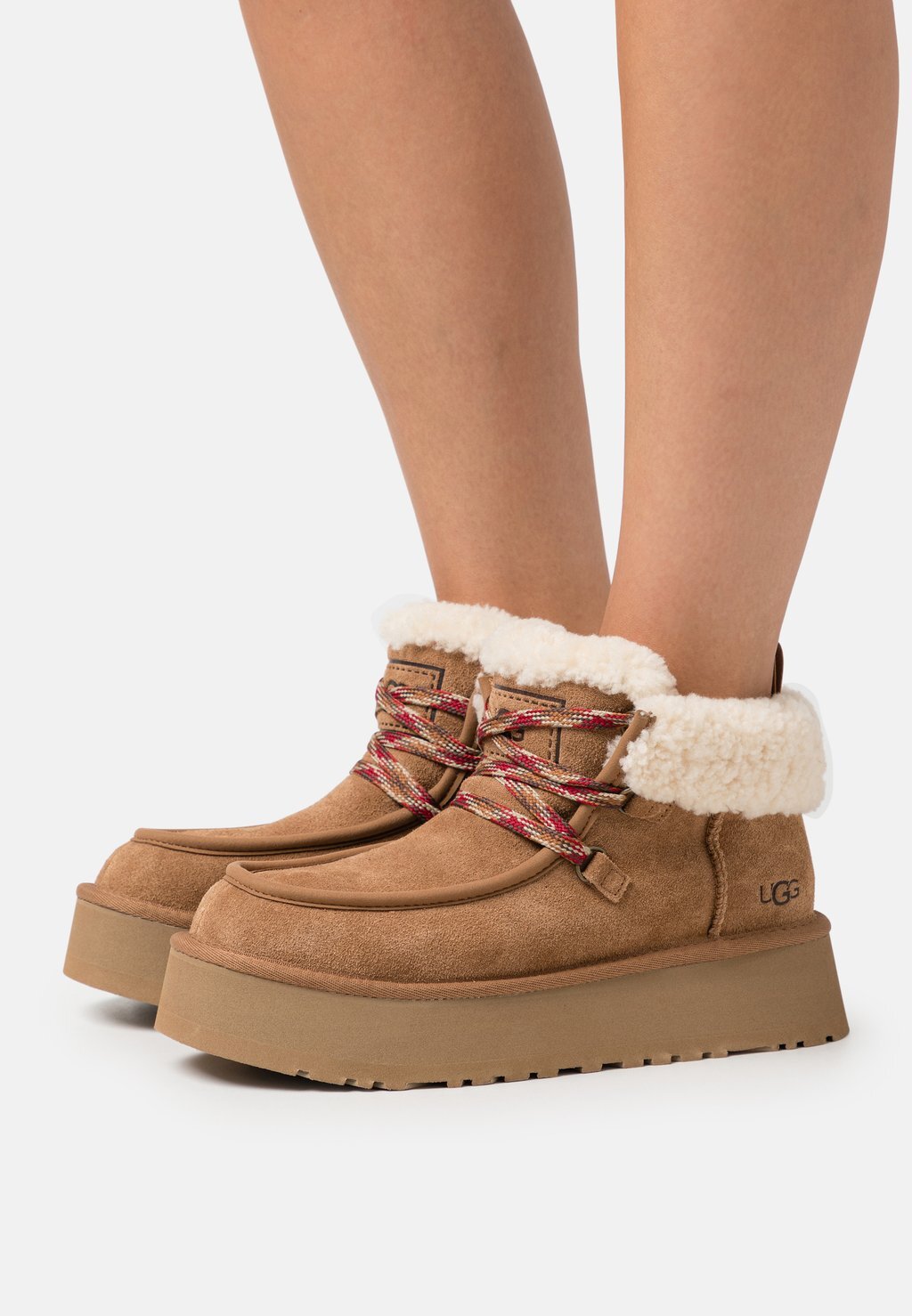 

Ботильоны на платформе FUNKARRA CABIN CUFF UGG, каштан