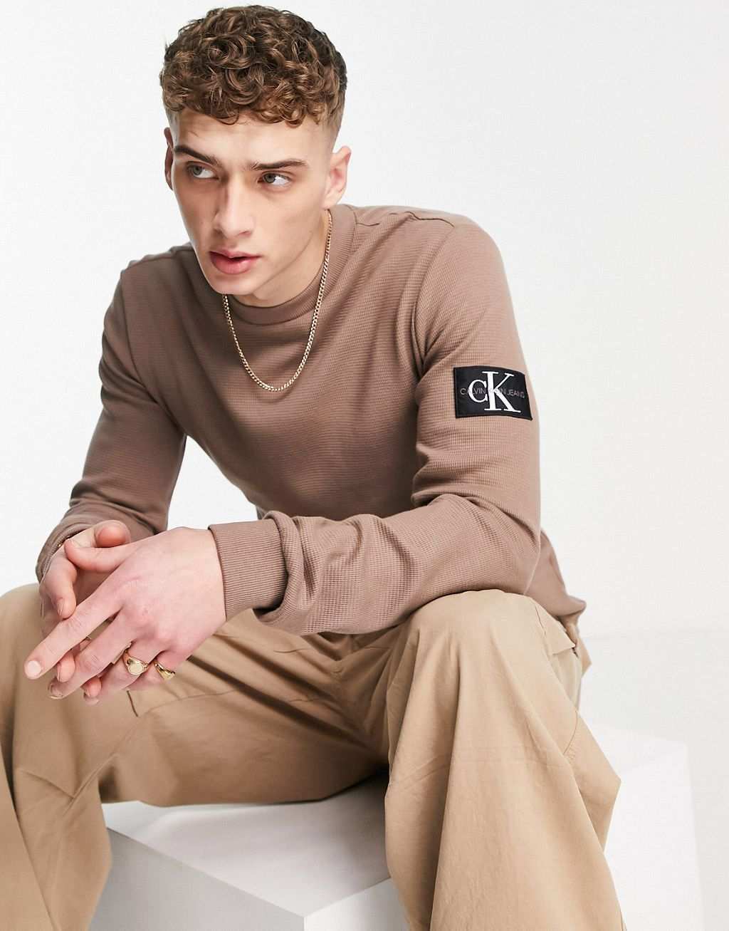

Светло-коричневый облегающий топ с длинными рукавами и логотипом Calvin Klein Jeans