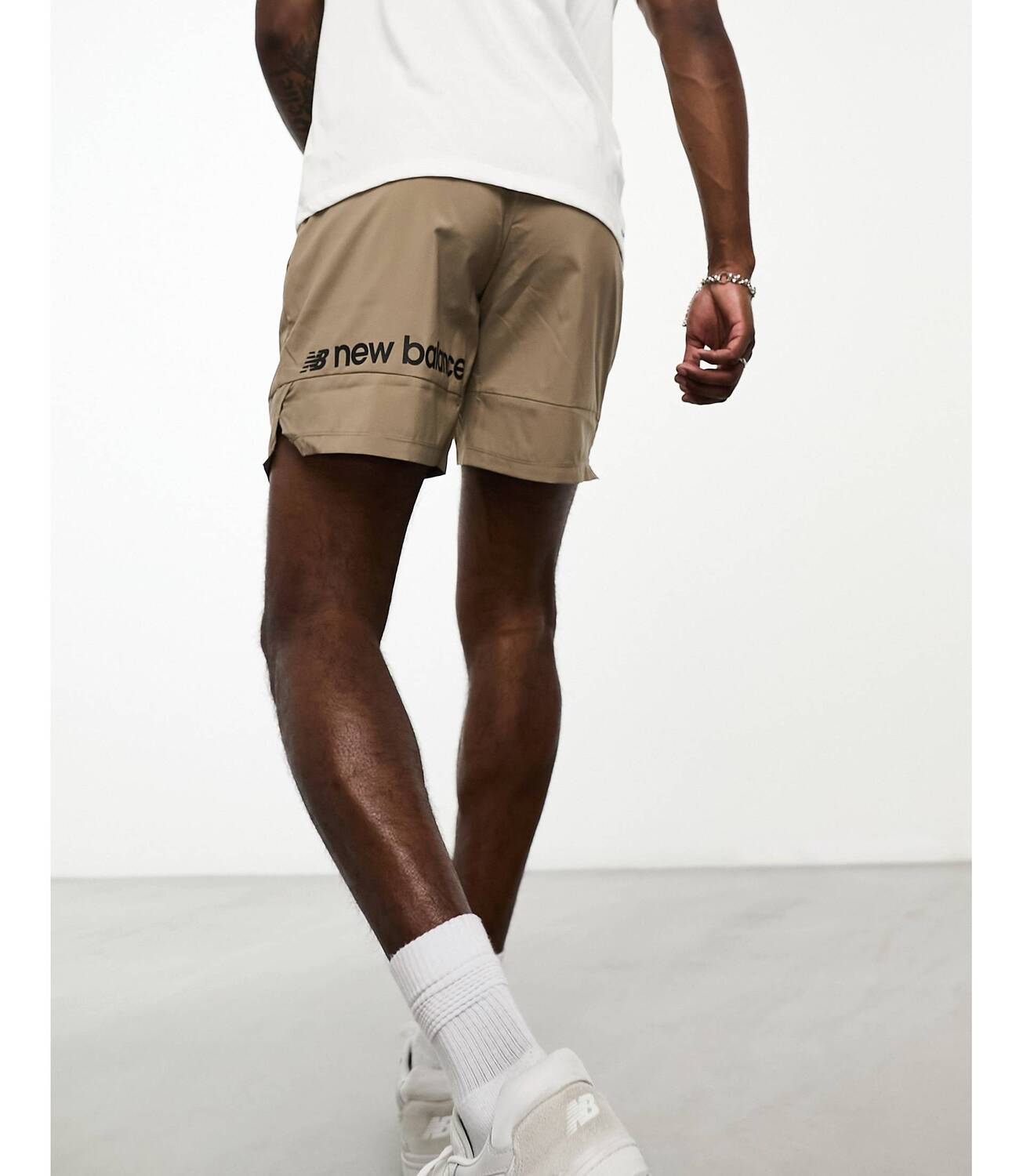 

Коричневые шорты New Balance Tenancy