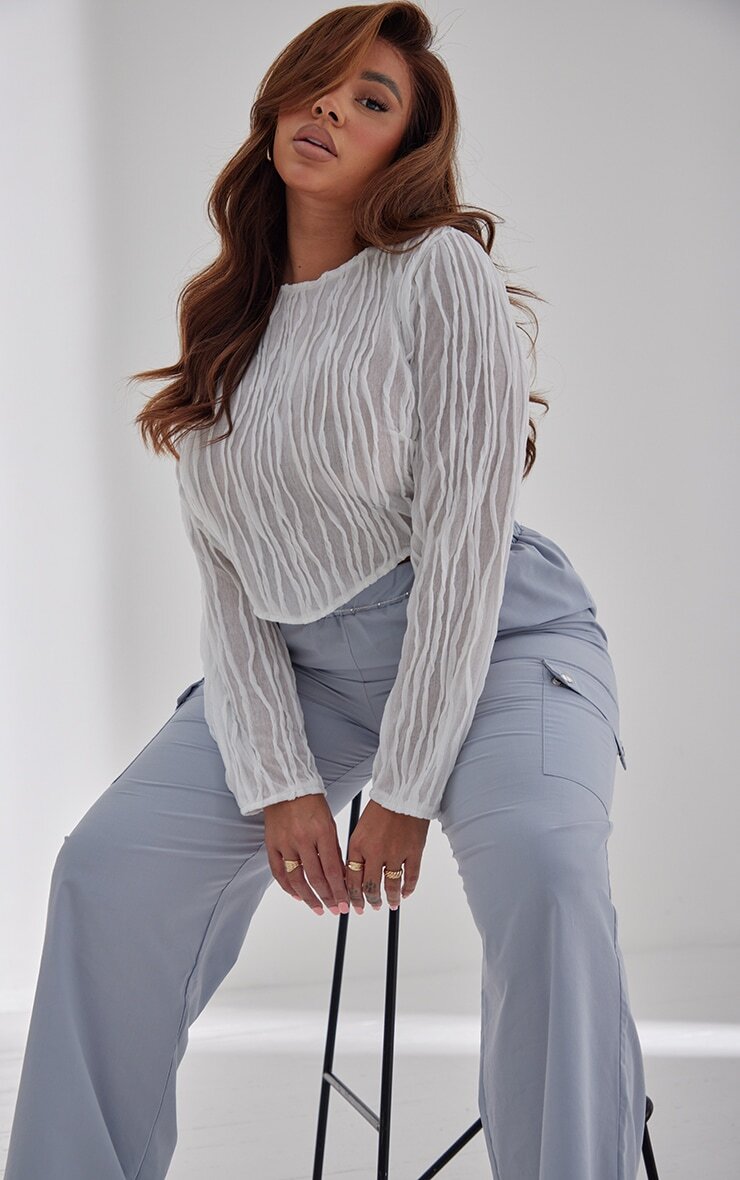 

PrettyLittleThing Белый укороченный топ с длинными рукавами и текстурированной отделкой Plus