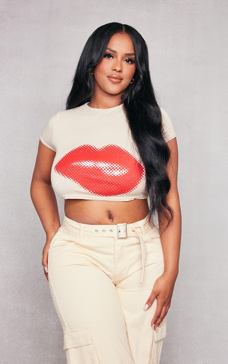 

PrettyLittleThing Укороченная футболка с принтом Shape Stone Lip