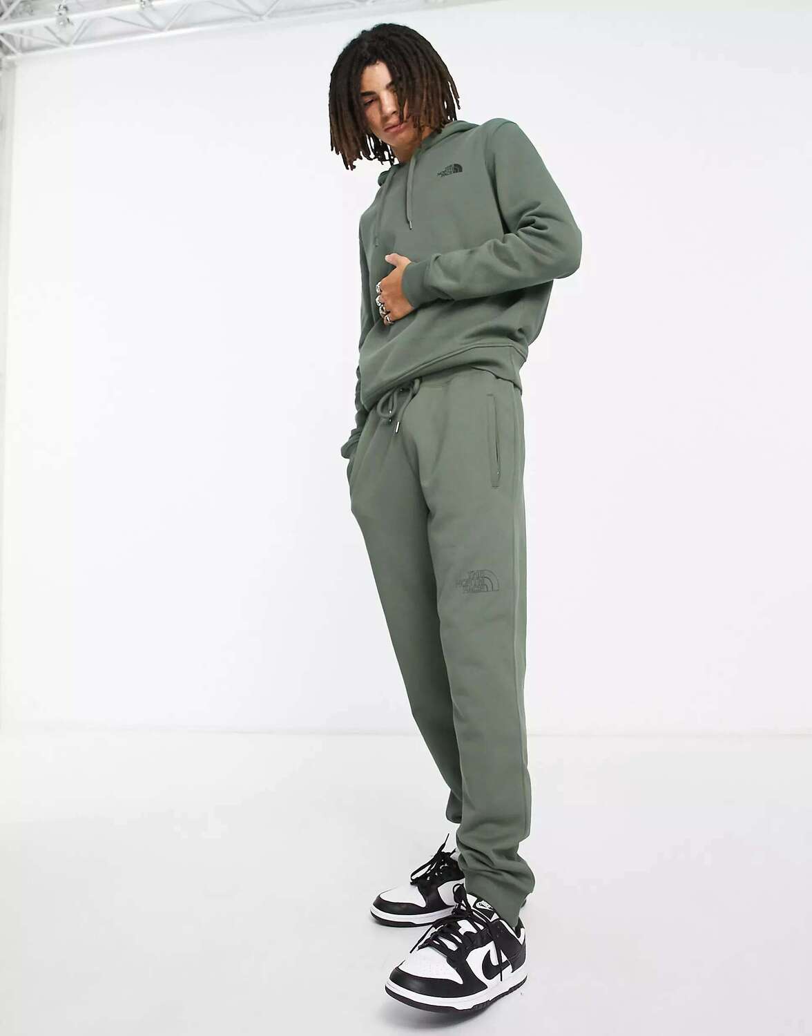 

Хлопковые джоггеры цвета хаки The North Face Drew Peak