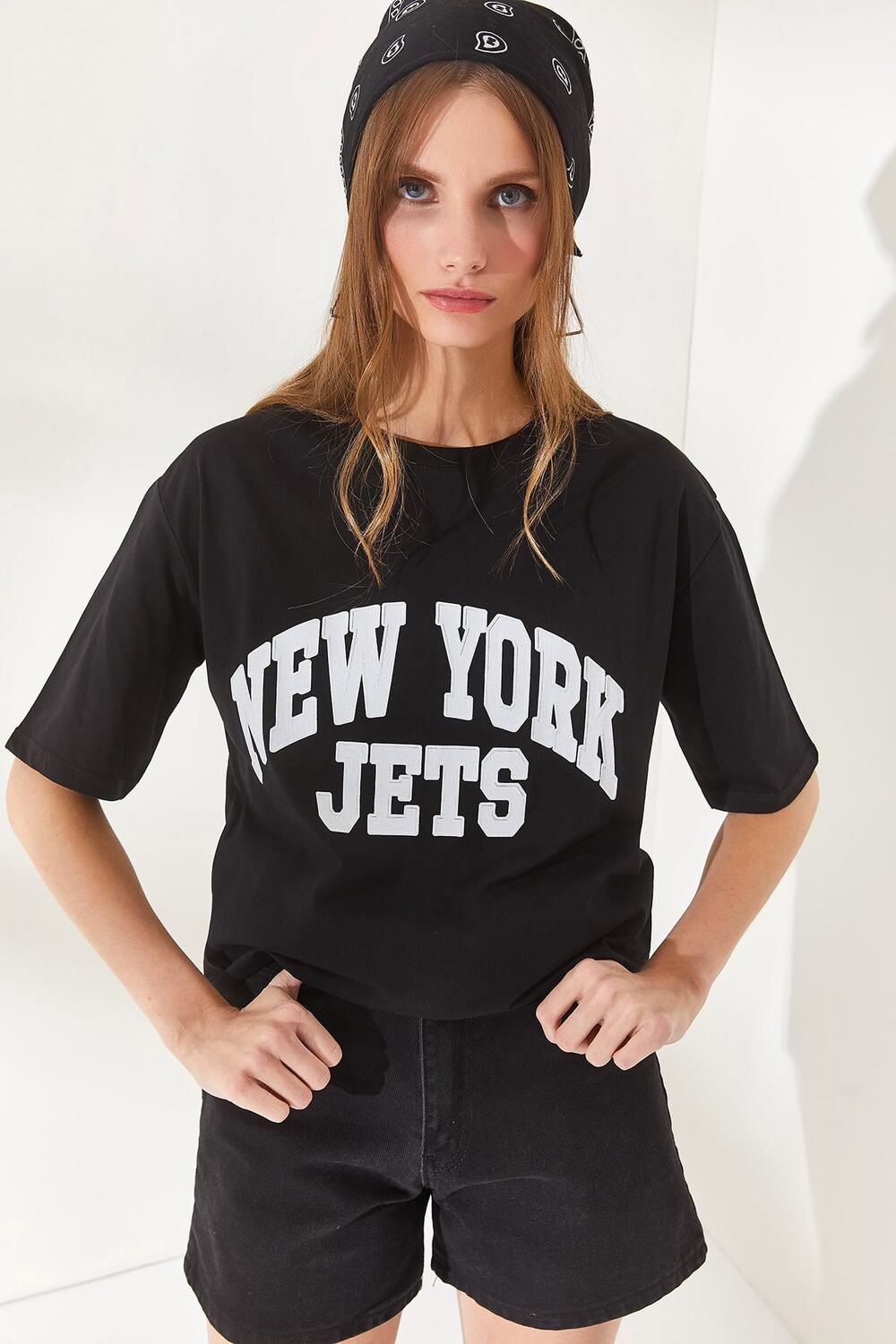 

Женская черная хлопковая футболка с аппликацией New York Olalook, черный
