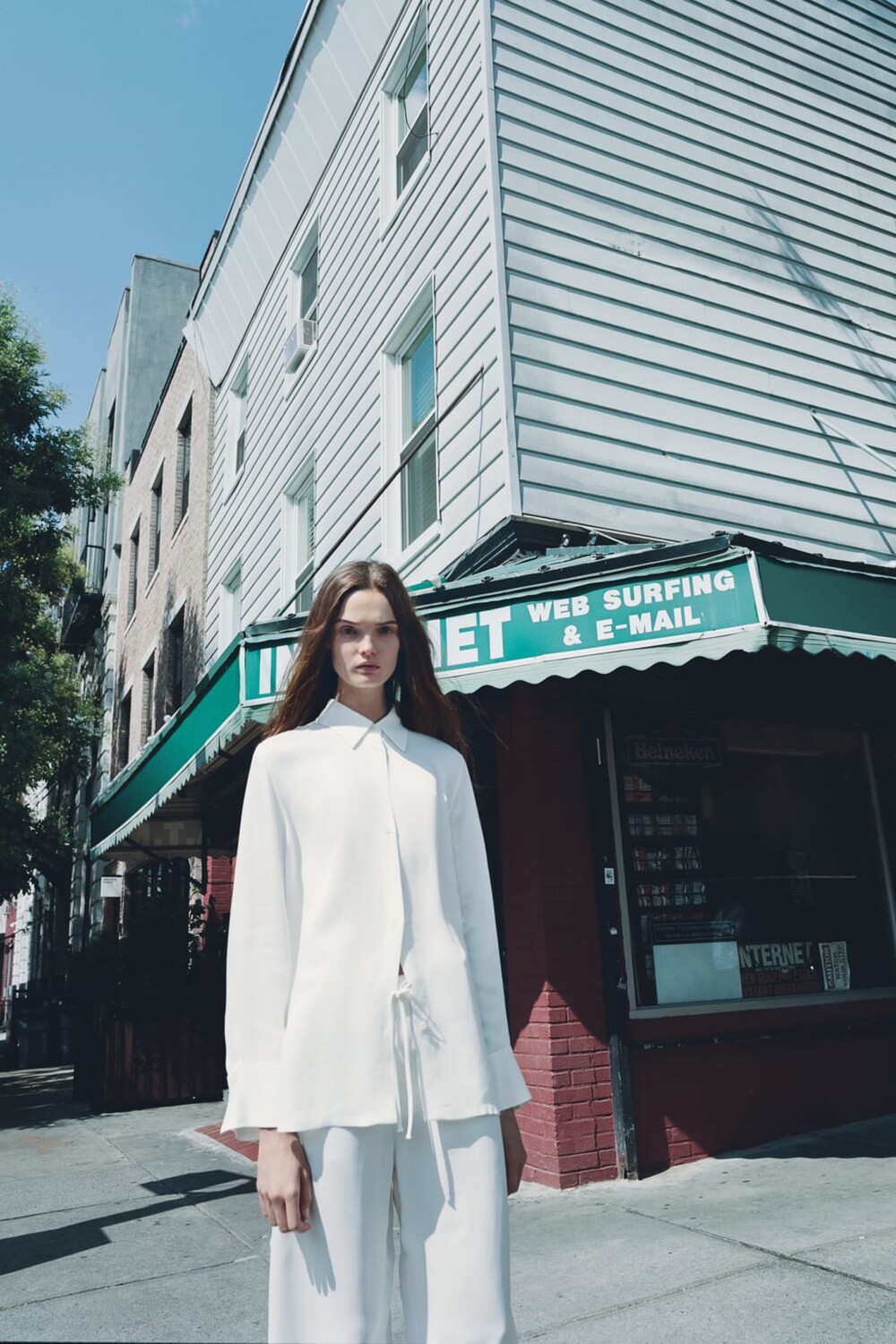 

Минималистичная атласная рубашка кроссовер ZARA, экру