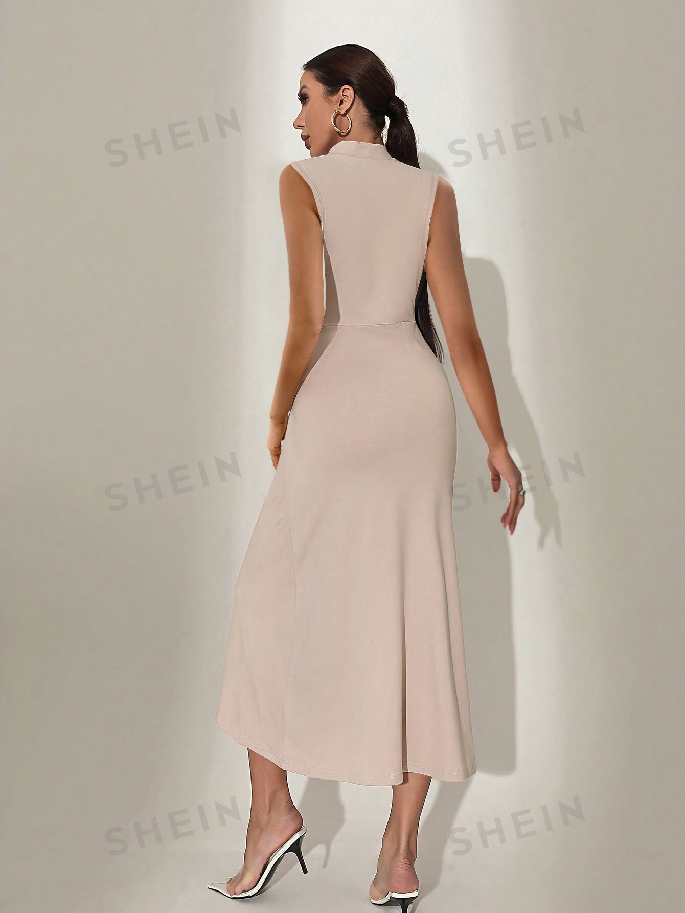 цена SHEIN Privé женское модное однотонное плиссированное платье без рукавов с воротником-стойкой, абрикос