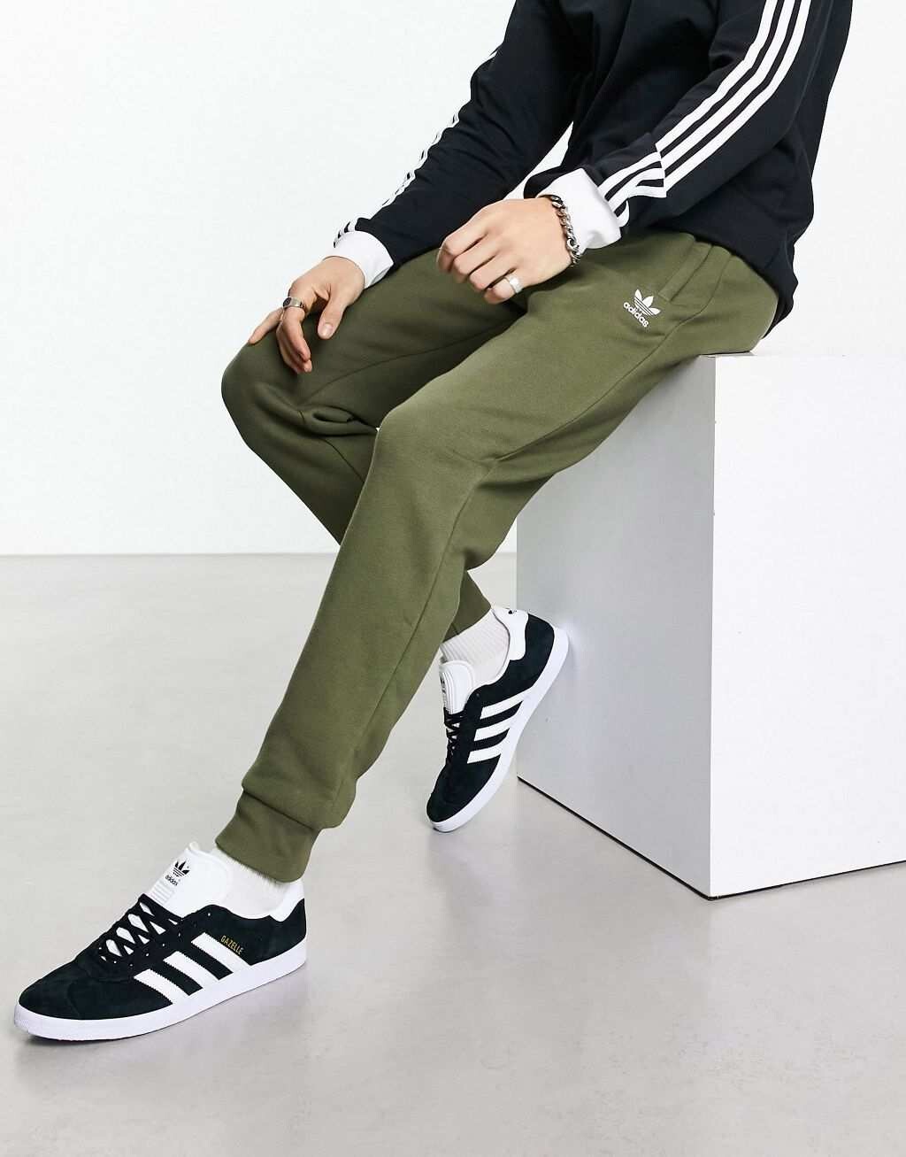 

Оливковые джоггеры с логотипом adidas Originals Trefoil Essentials