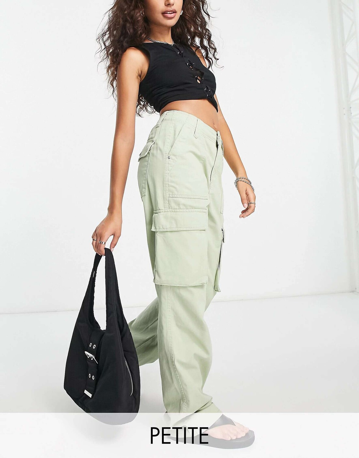 

Брюки-чиносы карго с карманами Bershka Petite цвета хаки