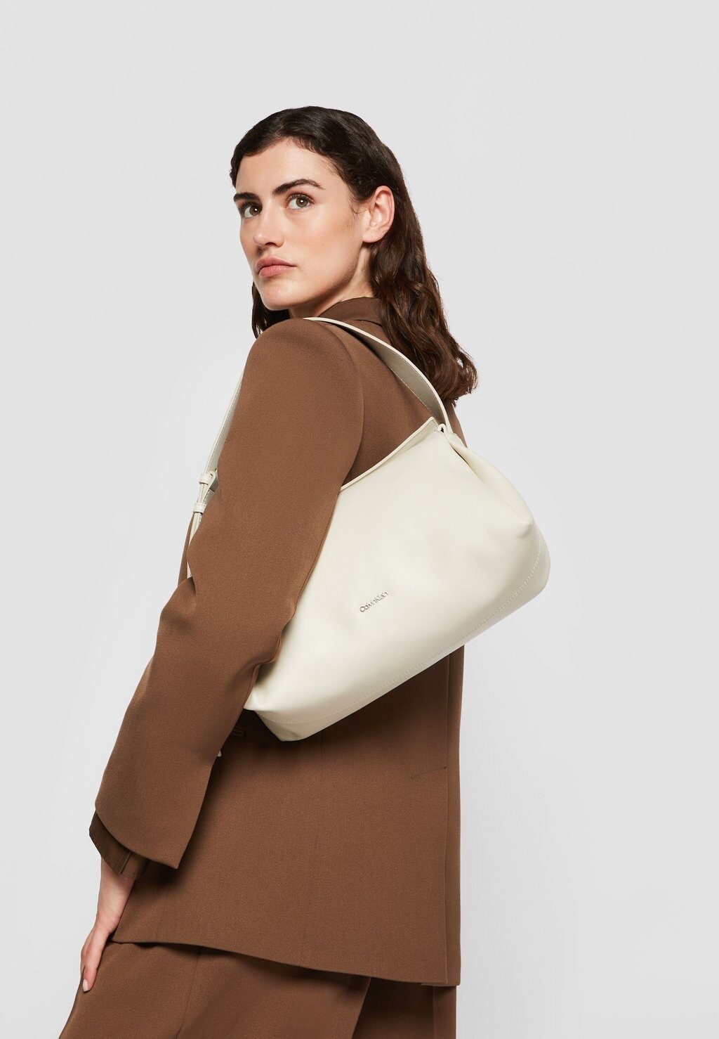 

Сумка Calvin Klein СУМКА НА ПЛЕЧО ELEVATED SOFT, цвет dark ecru