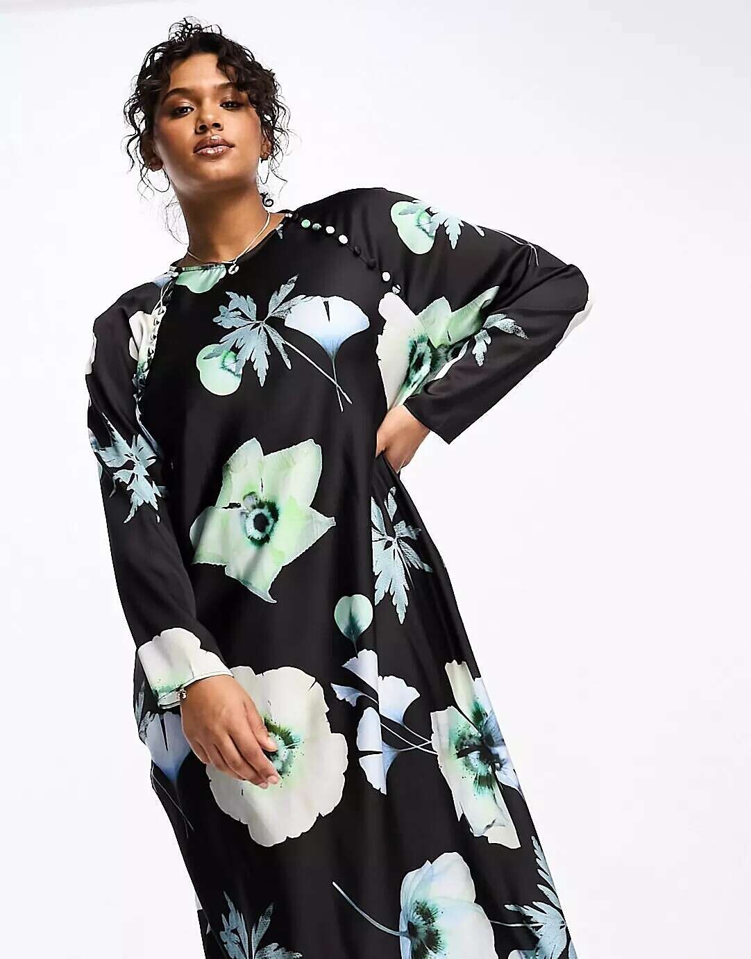 

Черное атласное платье макси с пуговицами и пуговицами ASOS DESIGN Curve