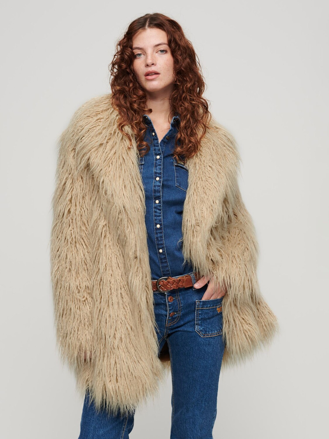 

Пальто средней длины из искусственного меха Superdry, бисквит