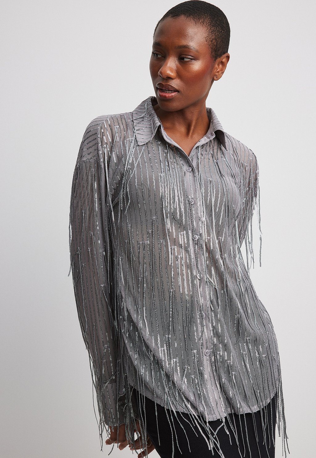 Блузка-рубашка PAILLETTEN MIT FRANSEN NA-KD, цвет silver