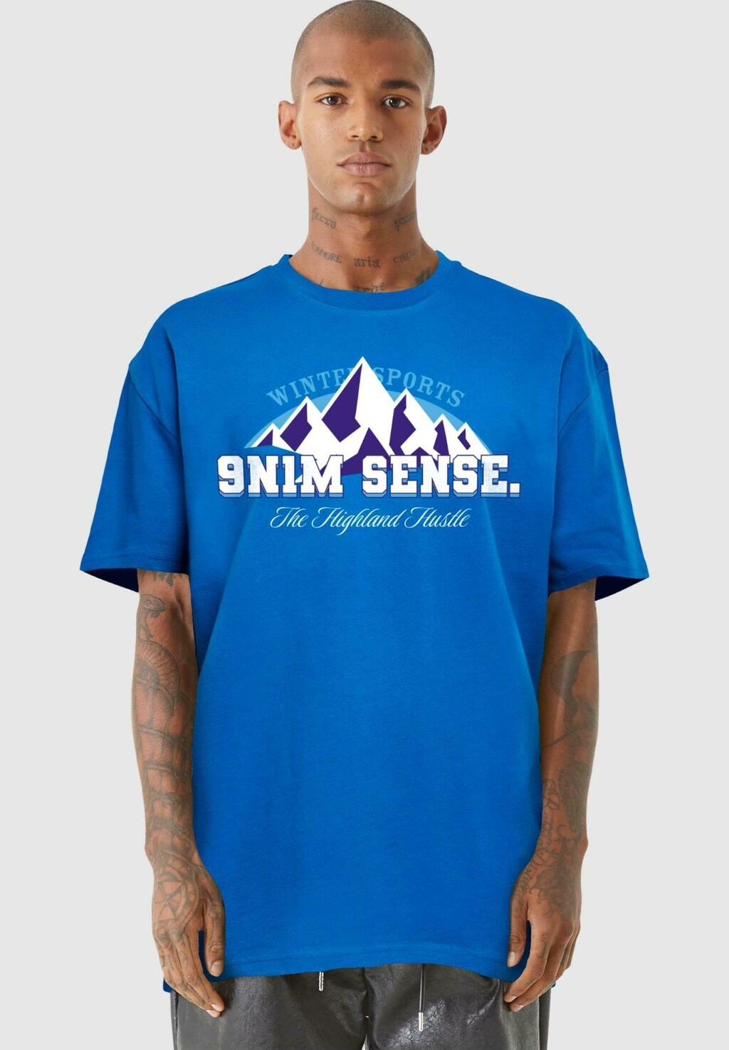 

Футболка с принтом 9N1M SENSE, синяя