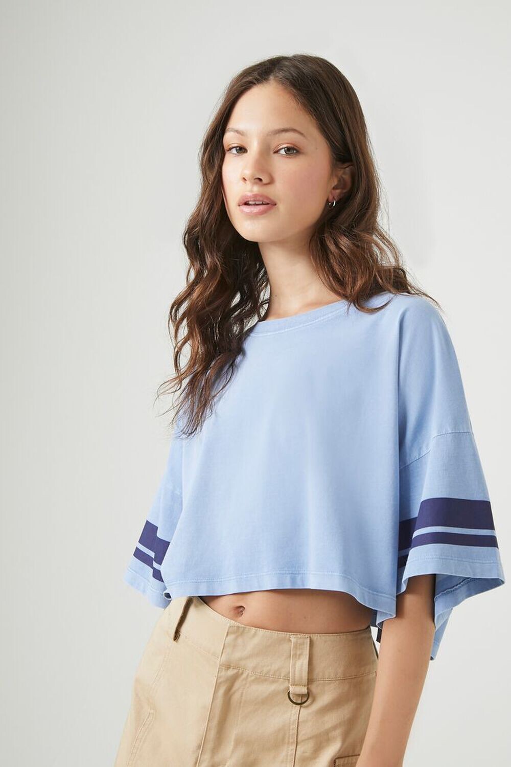 

Укороченная футболка с полосатыми рукавами Forever 21, синий