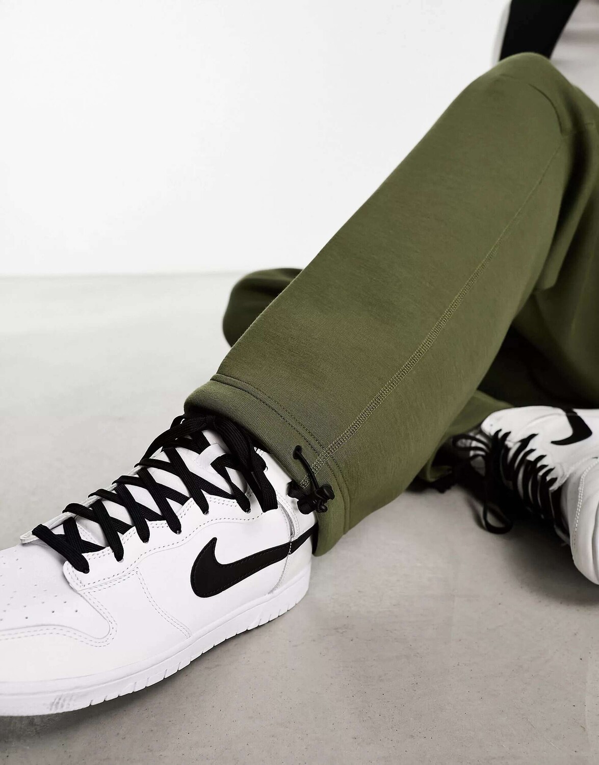 

Оливковые джоггеры свободного кроя с застежкой Nike Tech Fleece
