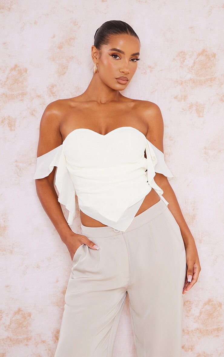 

PrettyLittleThing Кремовый длинный топ с рюшами и открытыми плечами из шифона