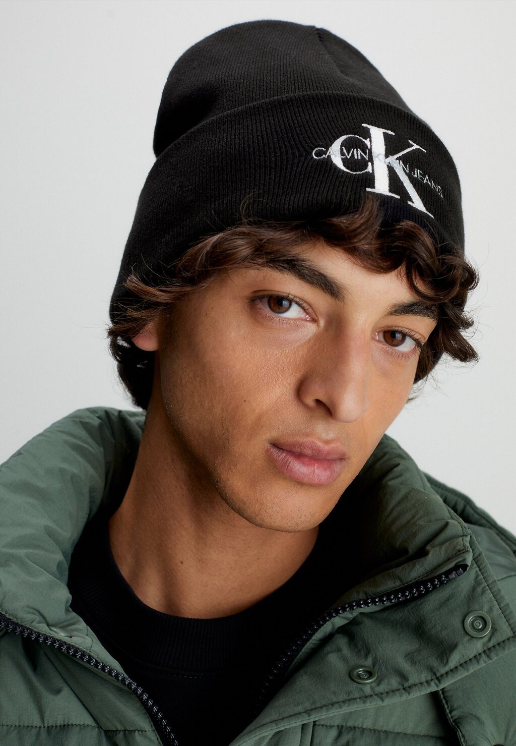 

Шапка Calvin Klein Jeans ЭМБРО МОНОЛОГ, черный