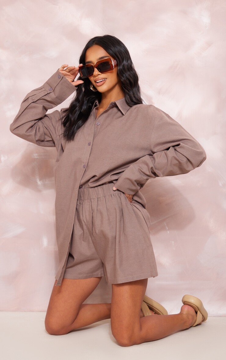 

PrettyLittleThing Льняные шорты Petite Taupe