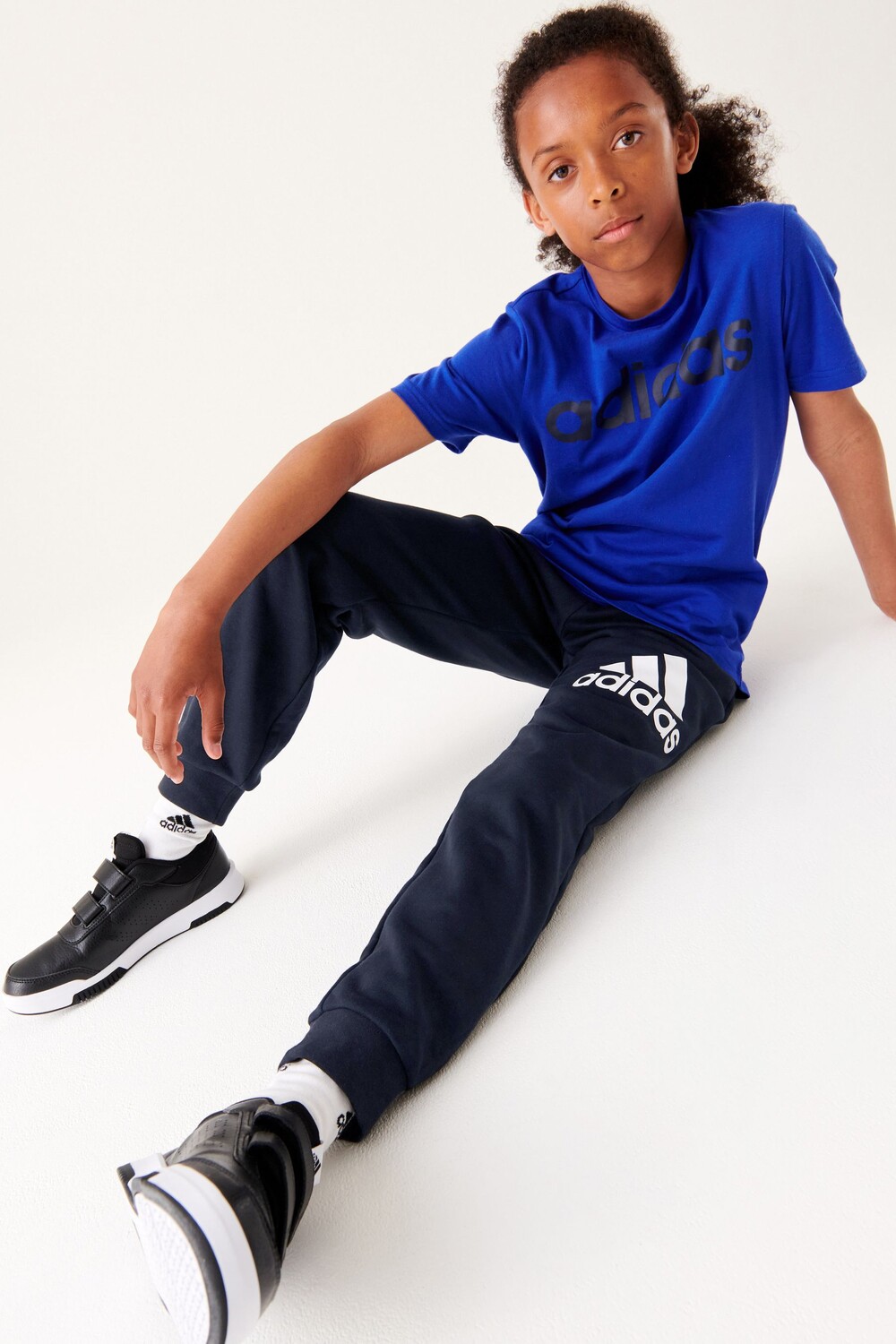 

Хлопковые джоггеры Junior Sportswear Essentials с большим логотипом и стандартной посадкой adidas, синий