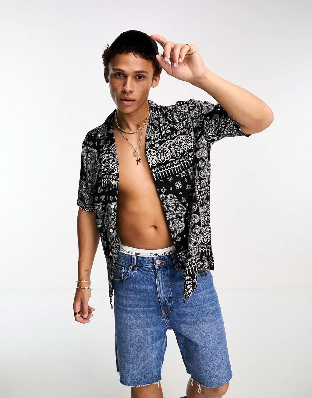 

Черная рубашка с принтом в виде банданы в стиле оверсайз Jack & Jones Originals