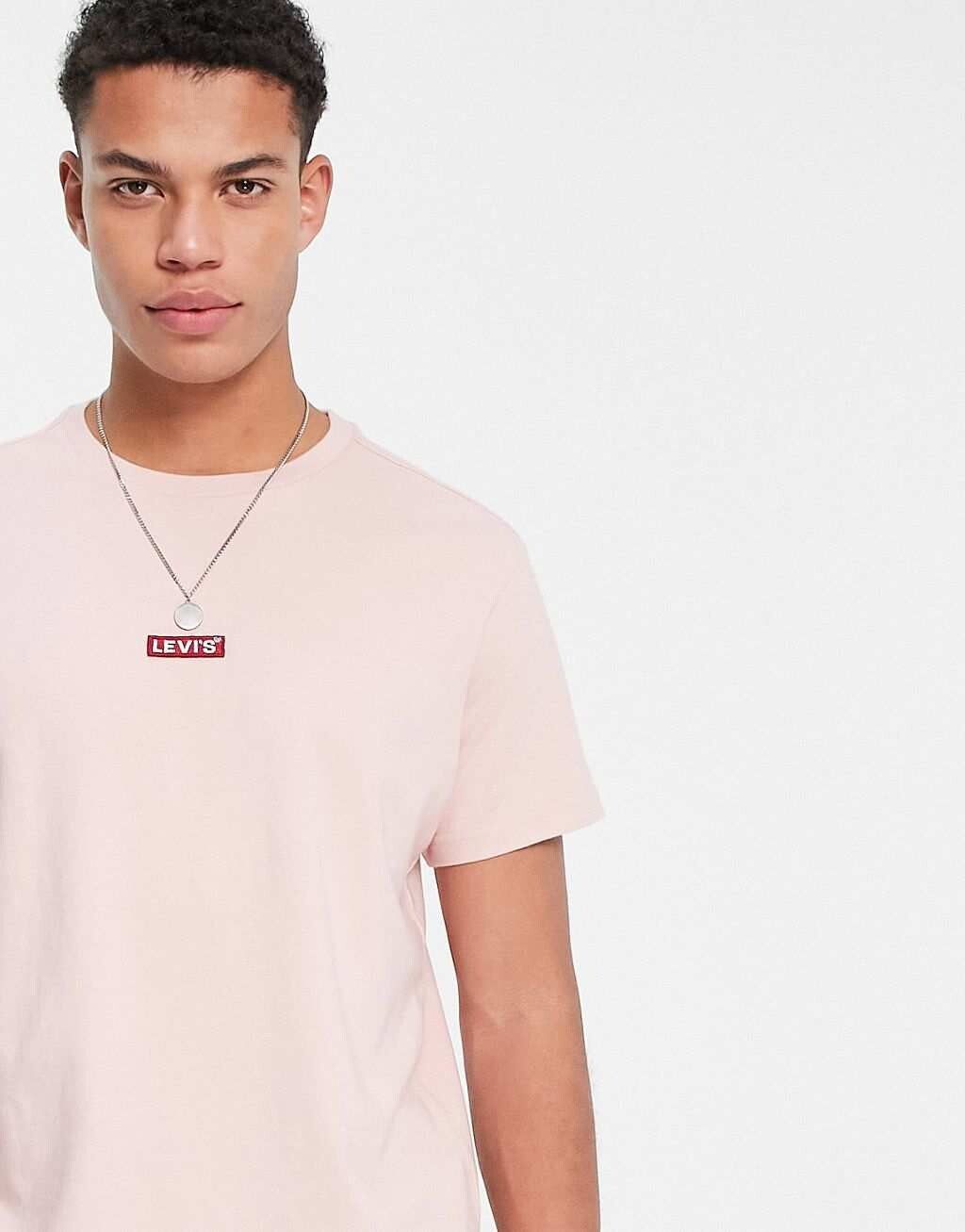 

Розовая футболка с маленькой коробочкой Levi's на груди