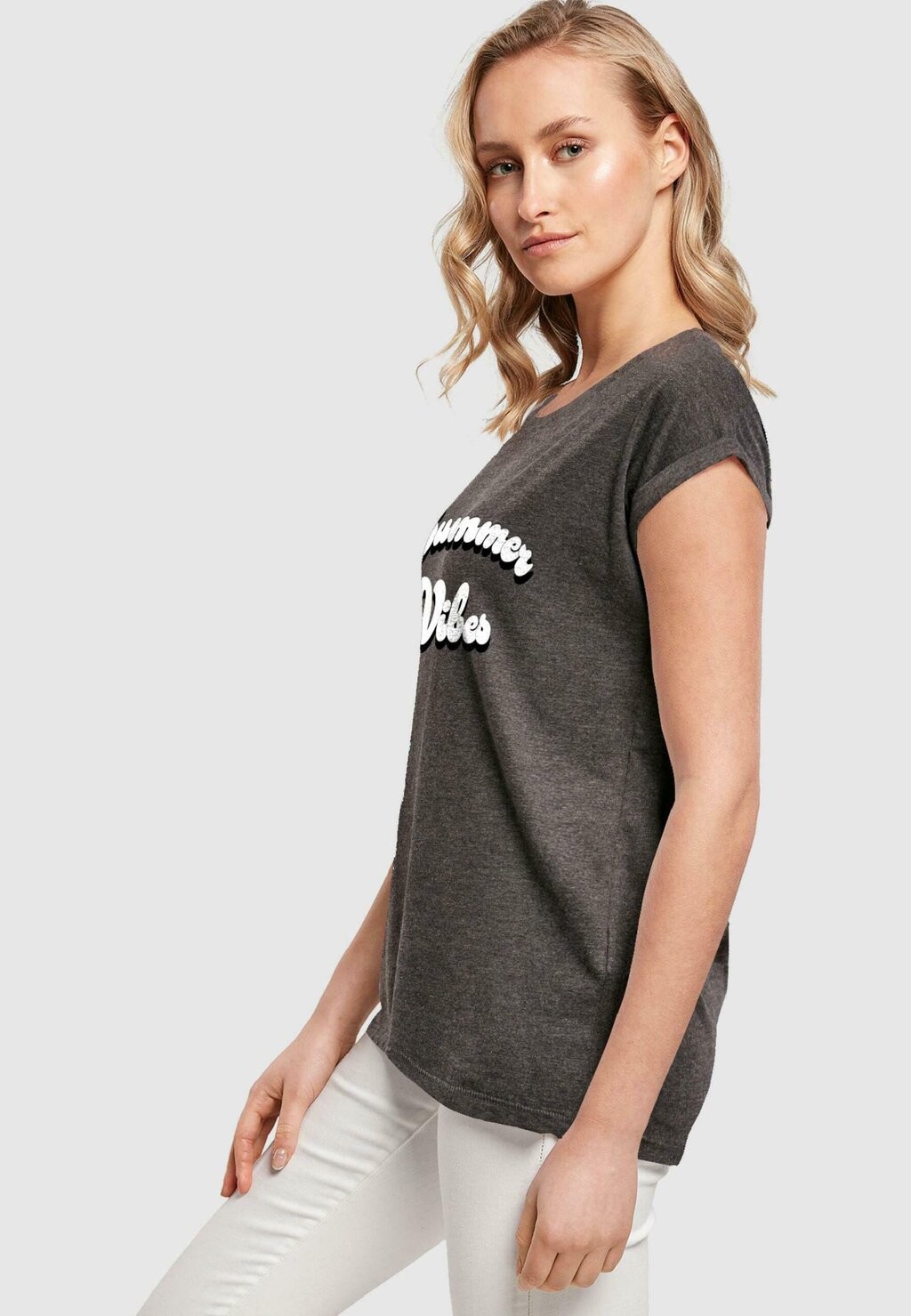 

Футболка с принтом SUMMER VIBES EXTENDED SHOULDER Merchcode, серый