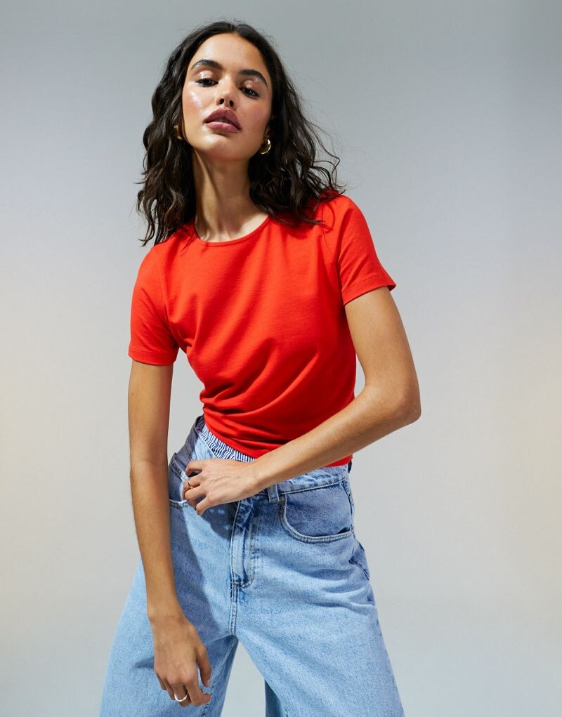 

Красная укороченная облегающая футболка ASOS DESIGN