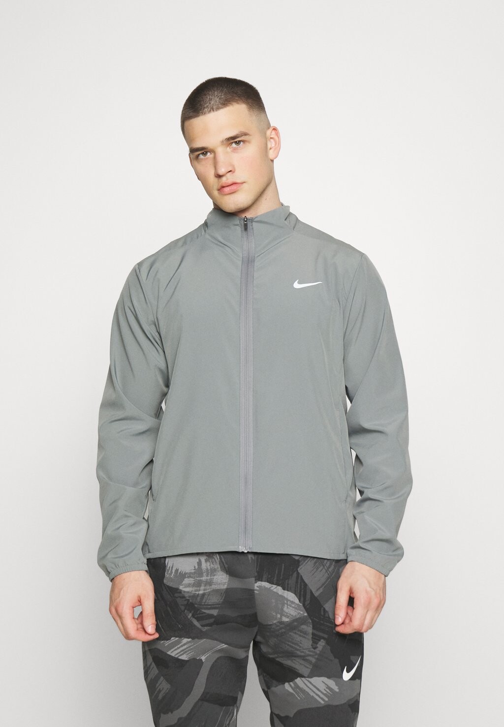 

Спортивная куртка Nike, дымчато-серый/(светоотражающий серебристый)