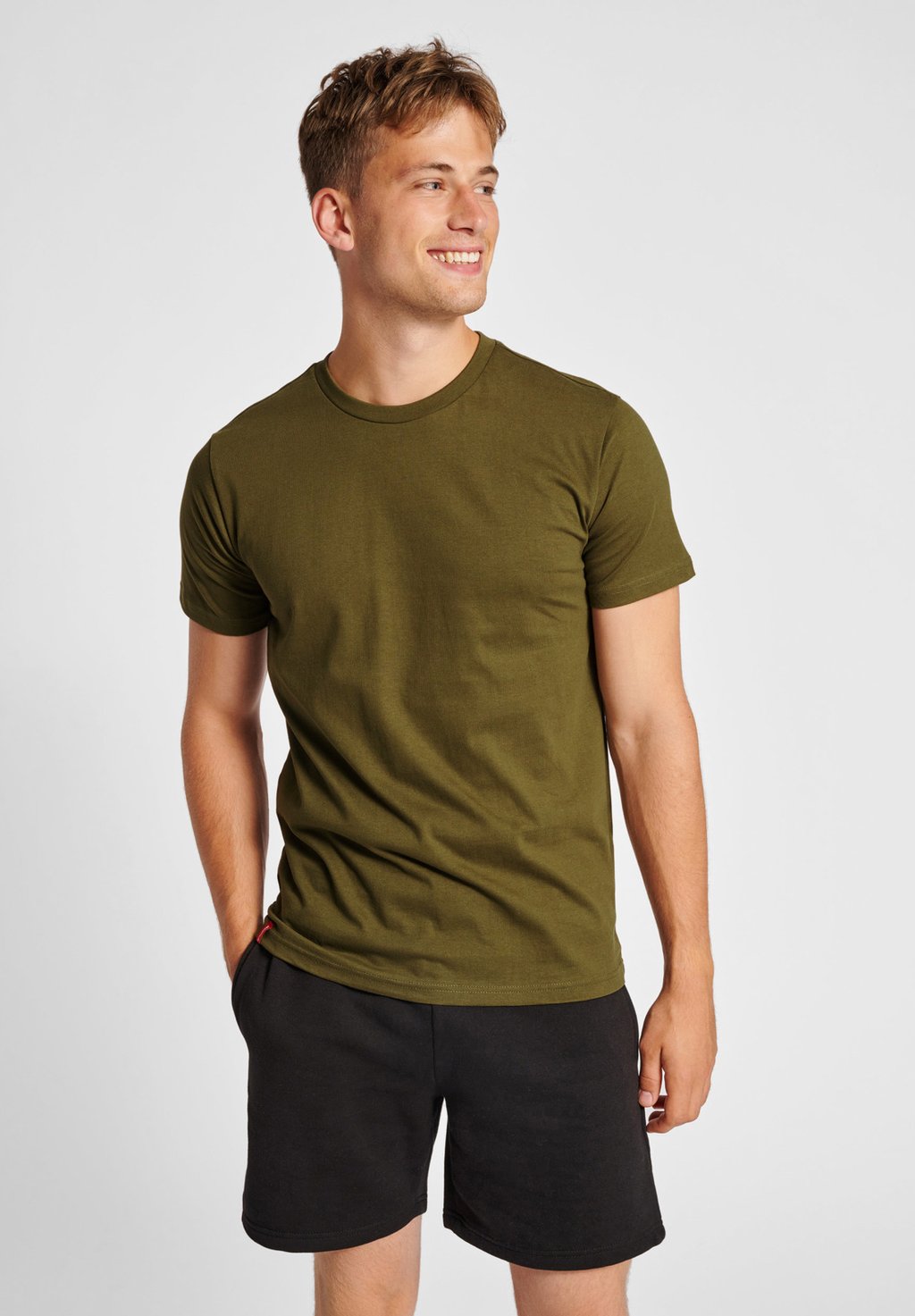 Футболка базовая Hummel, цвет dark olive футболка с принтом tres hummel цвет dark olive