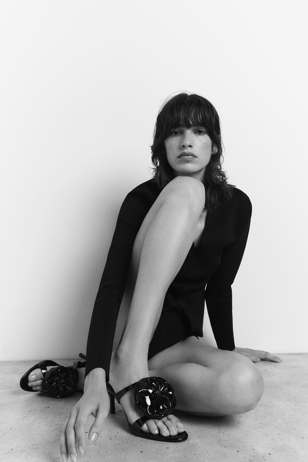 

Сандалии на высоком каблуке с цветочными деталями Zara, черный