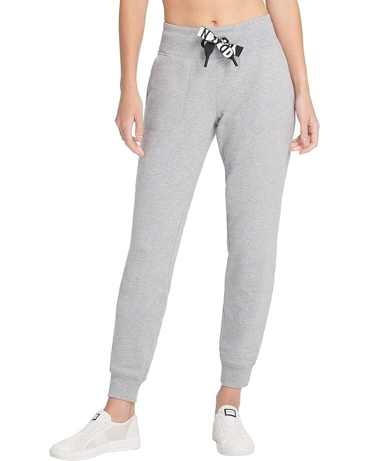 

Брюки DKNY Women's Fleece Jogger Sweatpant with Pockets, цвет Pearl Grey Heather Fleece With Two Tone Logo Drawcord