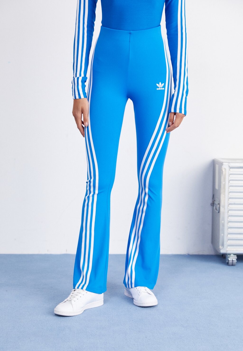 

Спортивные штаны adidas Originals FLARED, bluebird