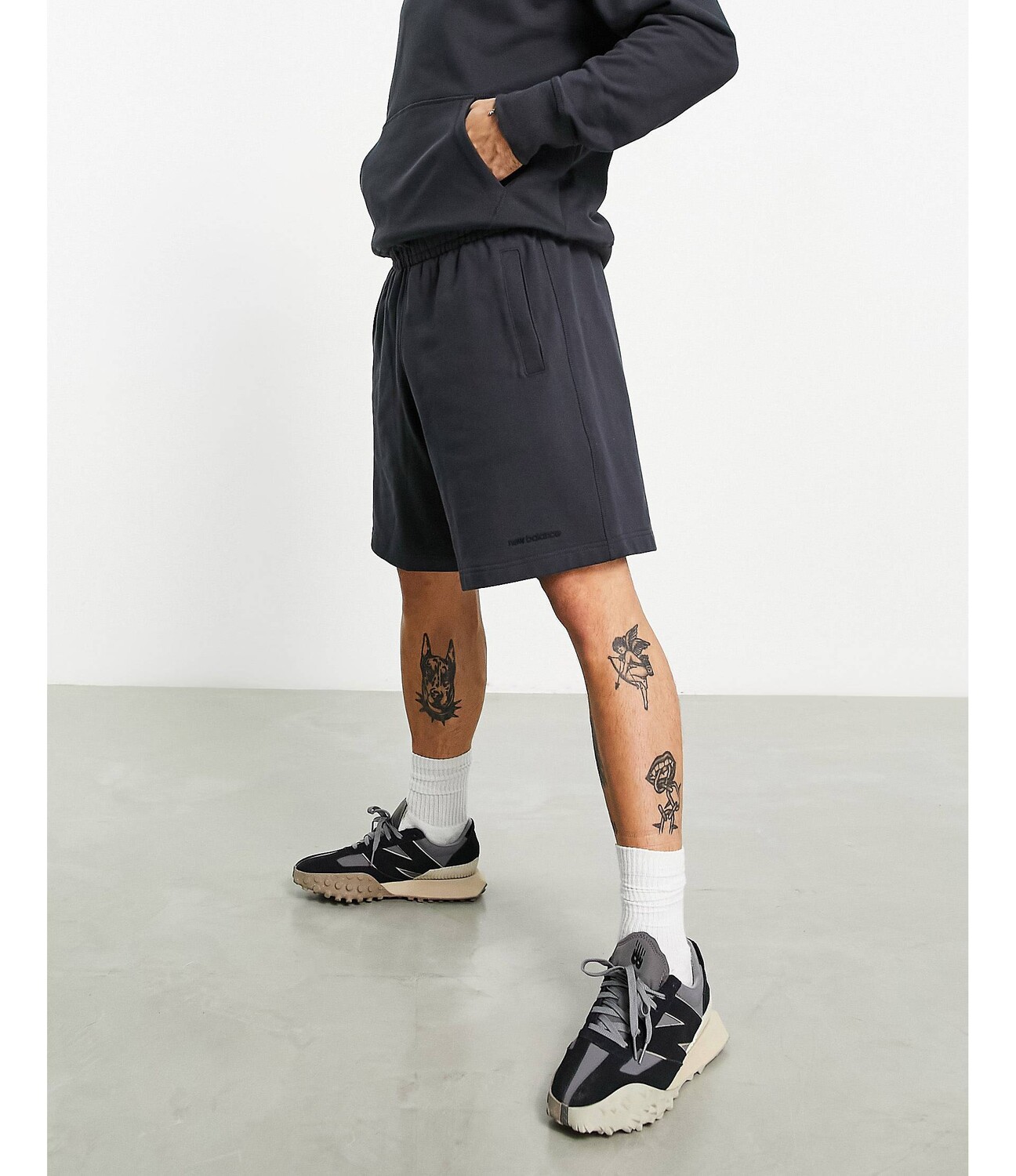 

Серые спортивные шорты New Balance