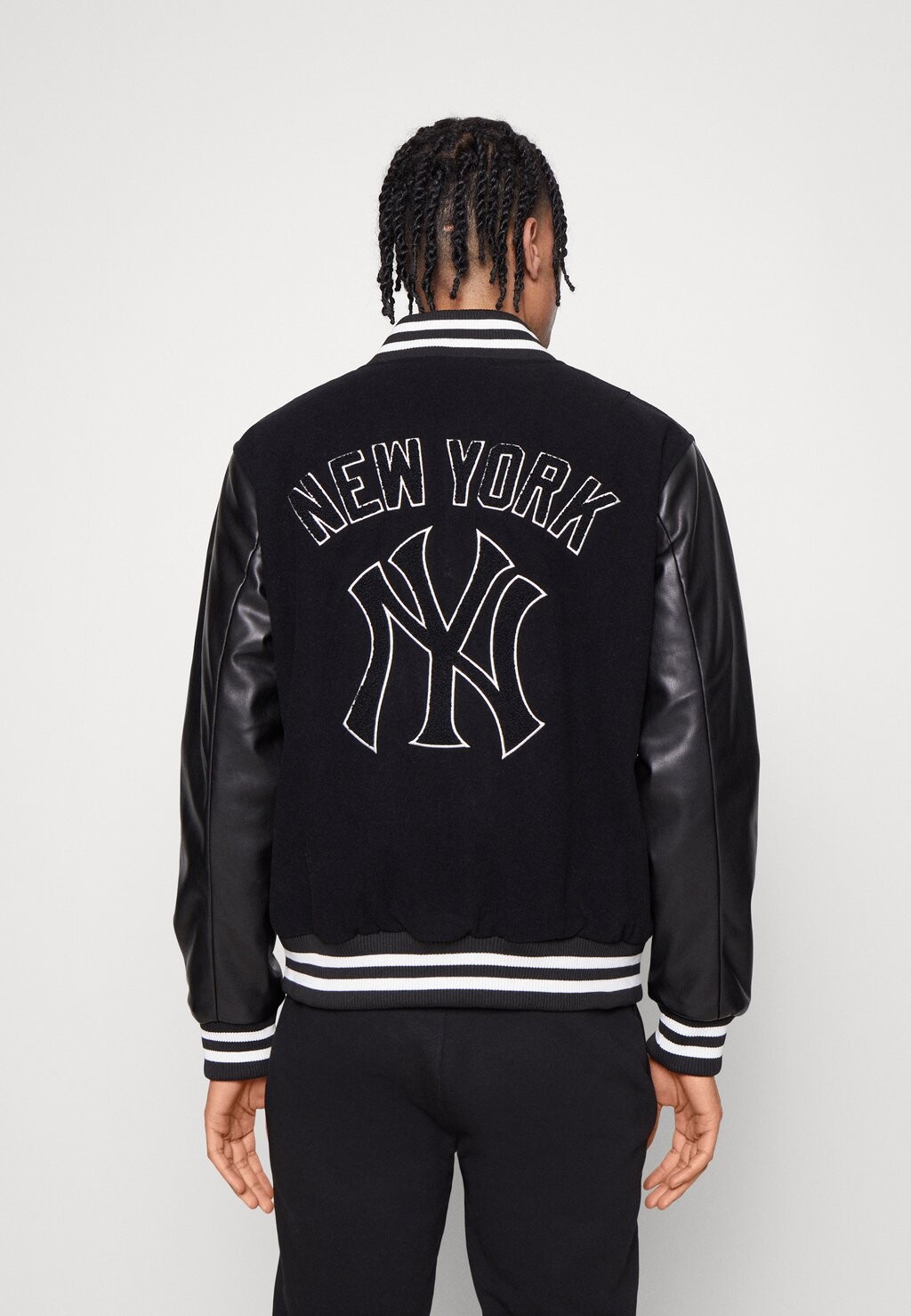 

Спортивный топ New Era