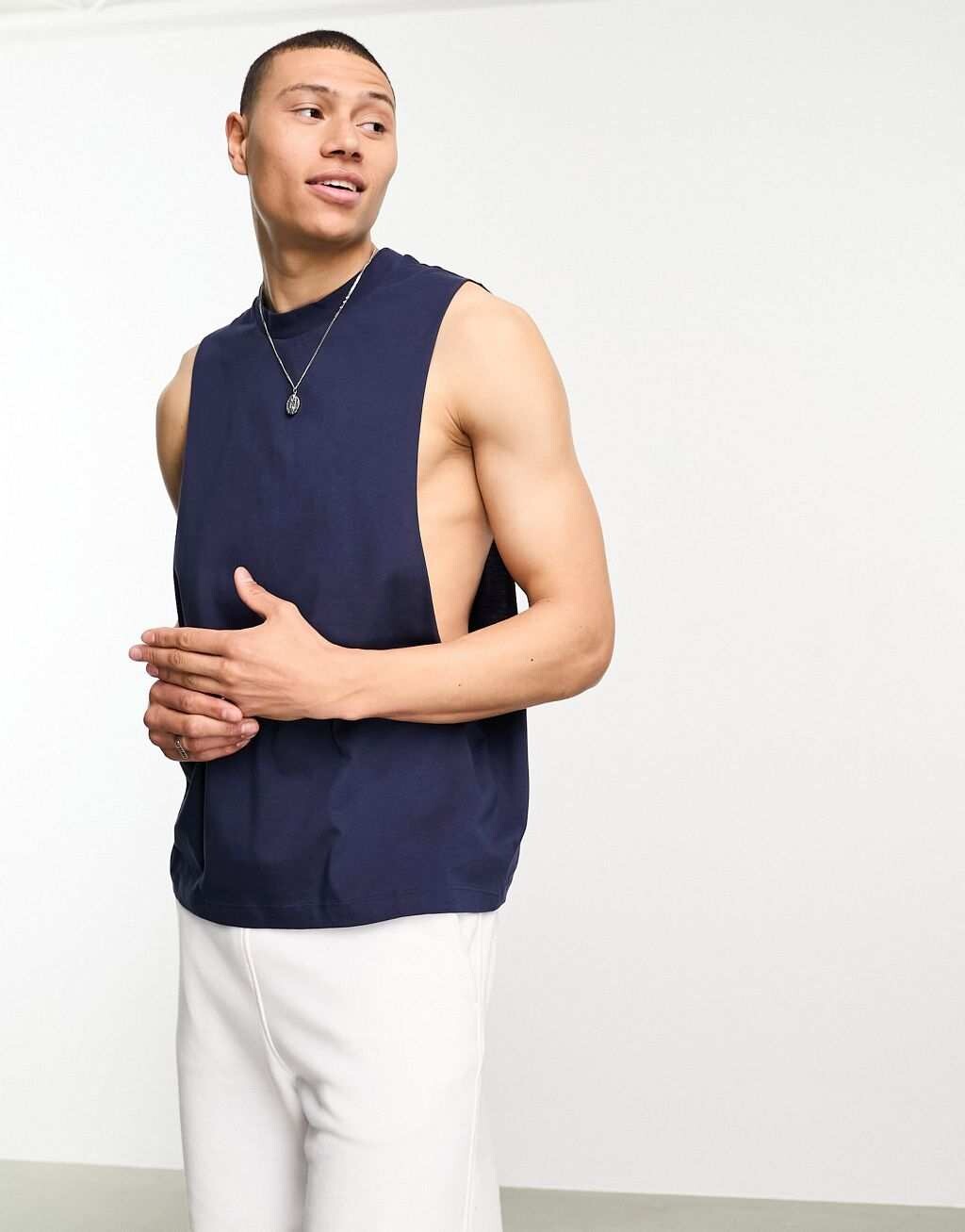 

Темно-синий свободный жилет с заниженной проймой ASOS DESIGN